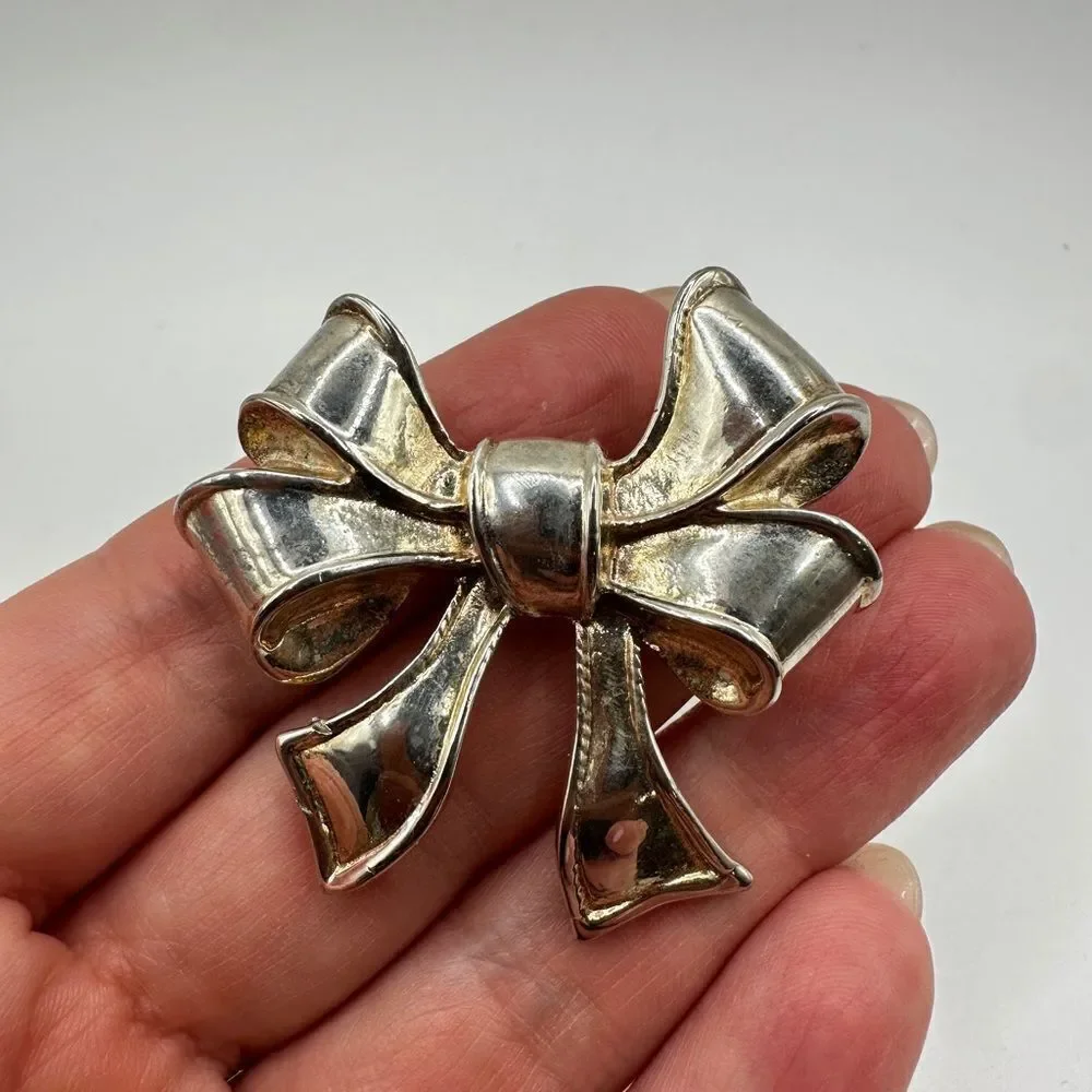 Stunning Silver plated‎ bow pin/brooch!